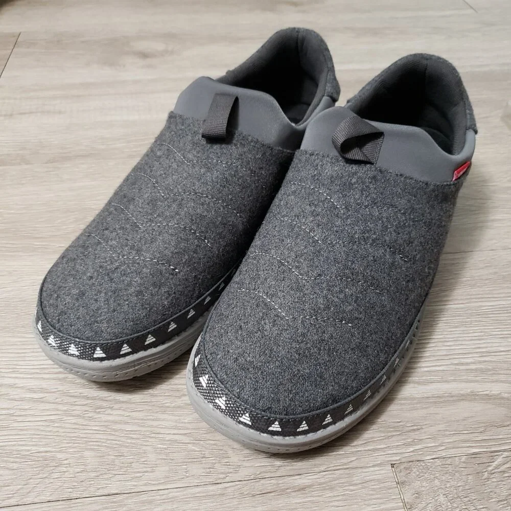 NEW Men's Levis size 11 / 12 slip on felt loafer slipper memory foam shoe casual